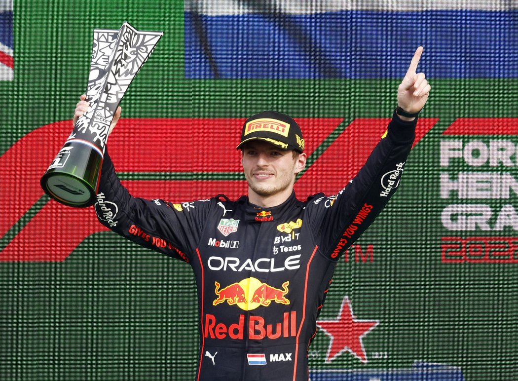 Max Verstappen slaví triumf v domácím závodě