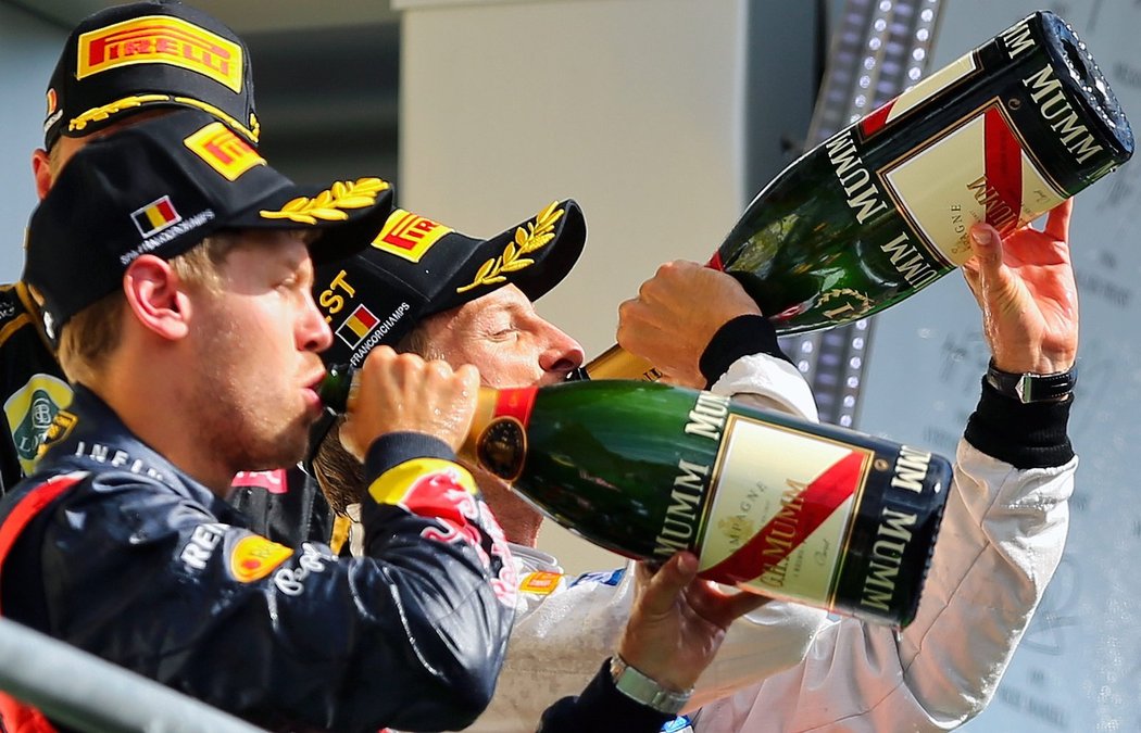 A na ex. Vettel a Button s vítězným šampaňským.