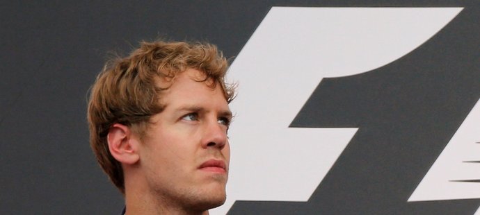 Jakoby Vettel už na podiu tušil, že o svou pozici dodatečně přijde.