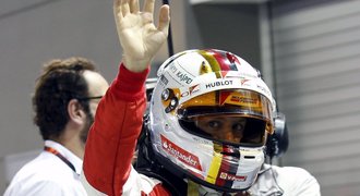 Kvalifikaci v Singapuru ovládl Vettel, Mercedesy byly pomalé