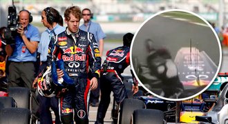 Vettel ztrácí nervy: Ukazuje prostředníček, nadává do idiotů