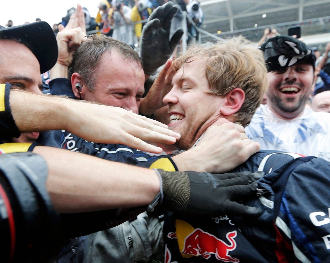 Vettel v zajetí fanoušků Red Bullu