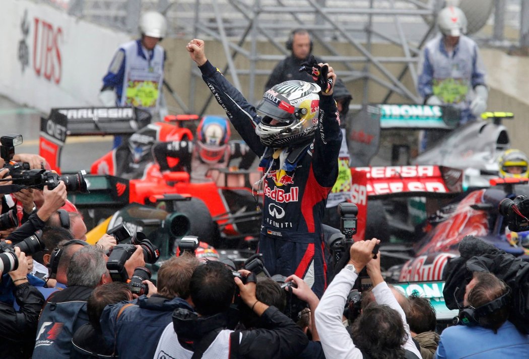 Vettel v dramatickém závodě získal titul mistra světa