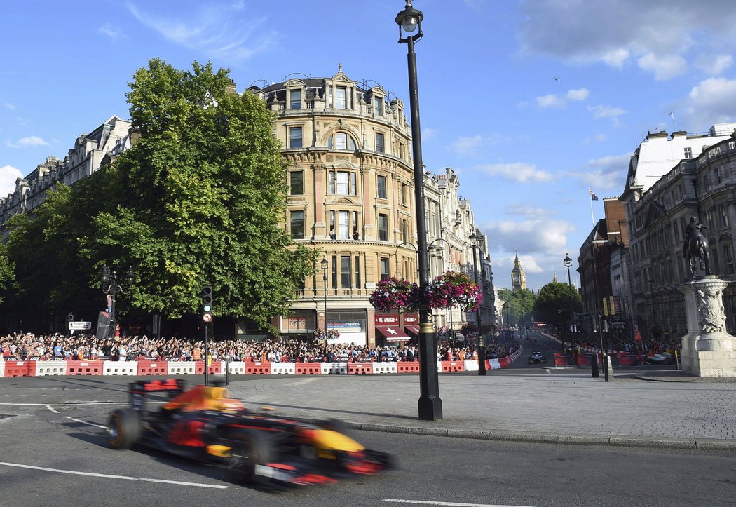 Daniel Ricciardo v londýnských ulicích.