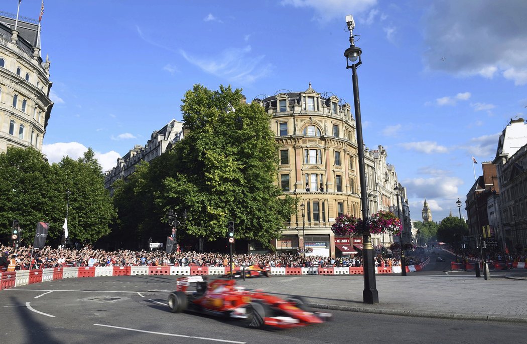 Ferrari Sebastiana Vettela v ulicích Londýna.