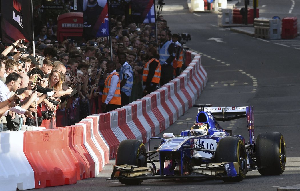 Nadšení diváci v Londýně viděli vozy F1 hodně zblízka.