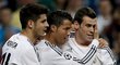 Cristiano Ronaldo s Garethem Balem (vpravo) se raduje z jedné branky v odvetě osmifinále Ligy mistrů se Schalke