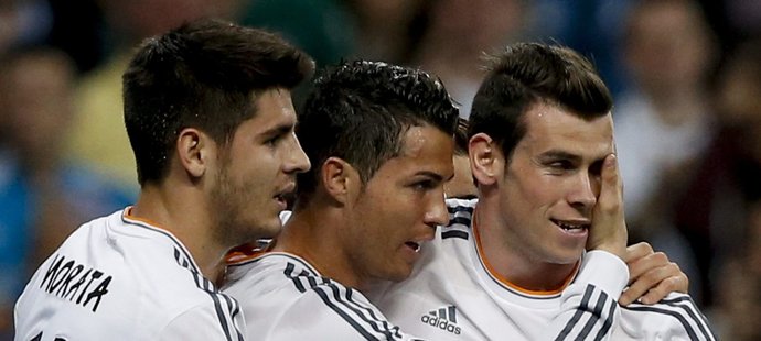 Cristiano Ronaldo s Garethem Balem (vpravo) se raduje z jedné branky v odvetě osmifinále Ligy mistrů se Schalke