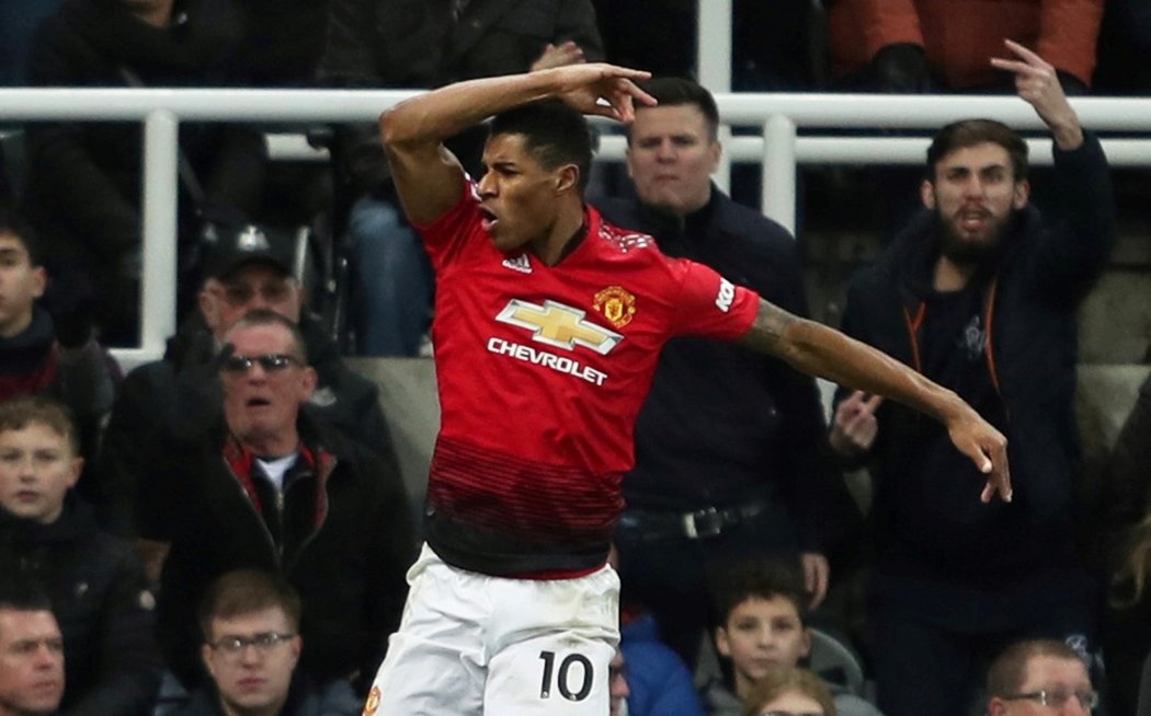 Útočník Manchesteru United Marcus Rashford se raduje z branky do sítě Newcastlu