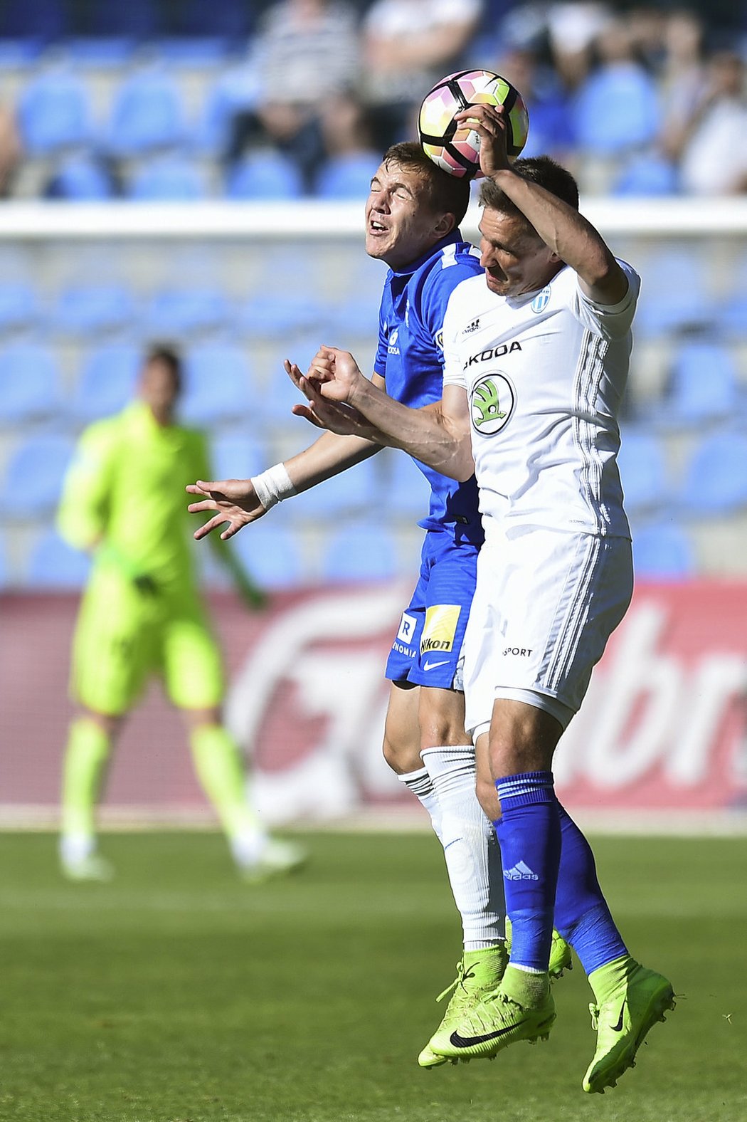 Ondřej Karafiát (vlevo) ze Slovanu Liberec a Lukáš Železník z Mladé Boleslavi ve vzdušném souboji