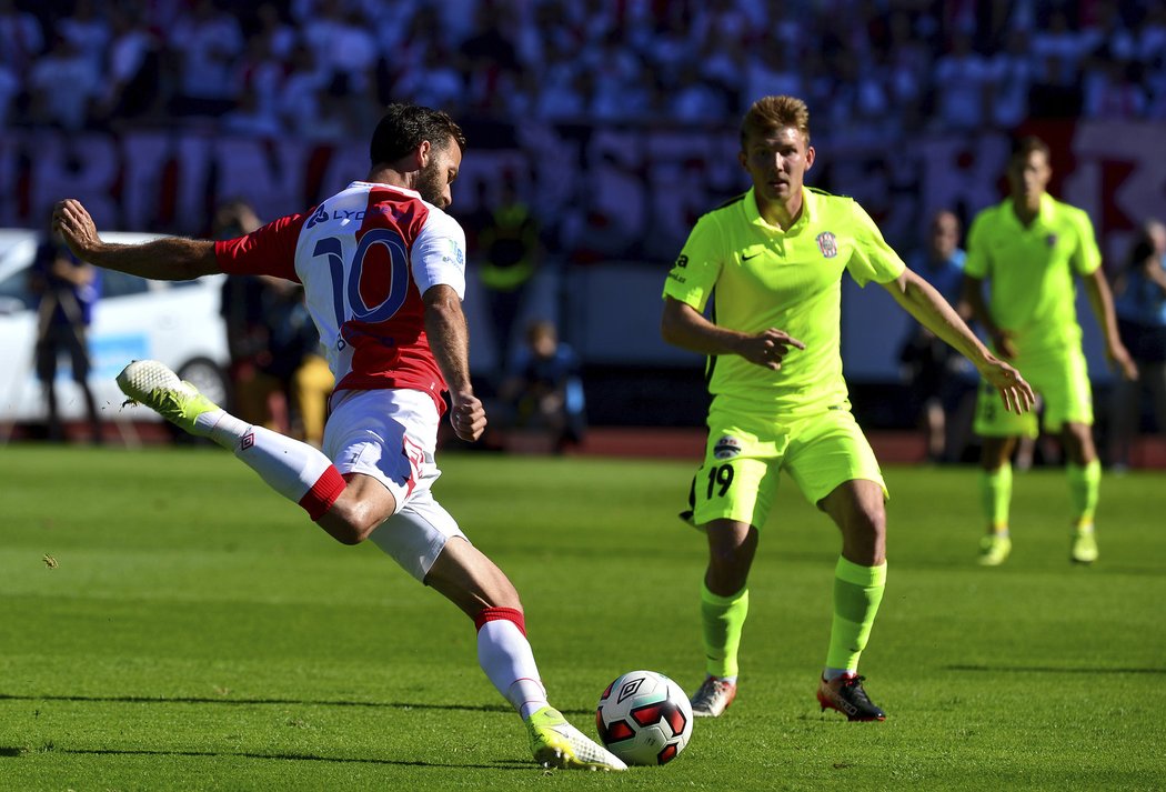 Josef Hušbauer napřahuje, Milan Lutonský jen přihlíží