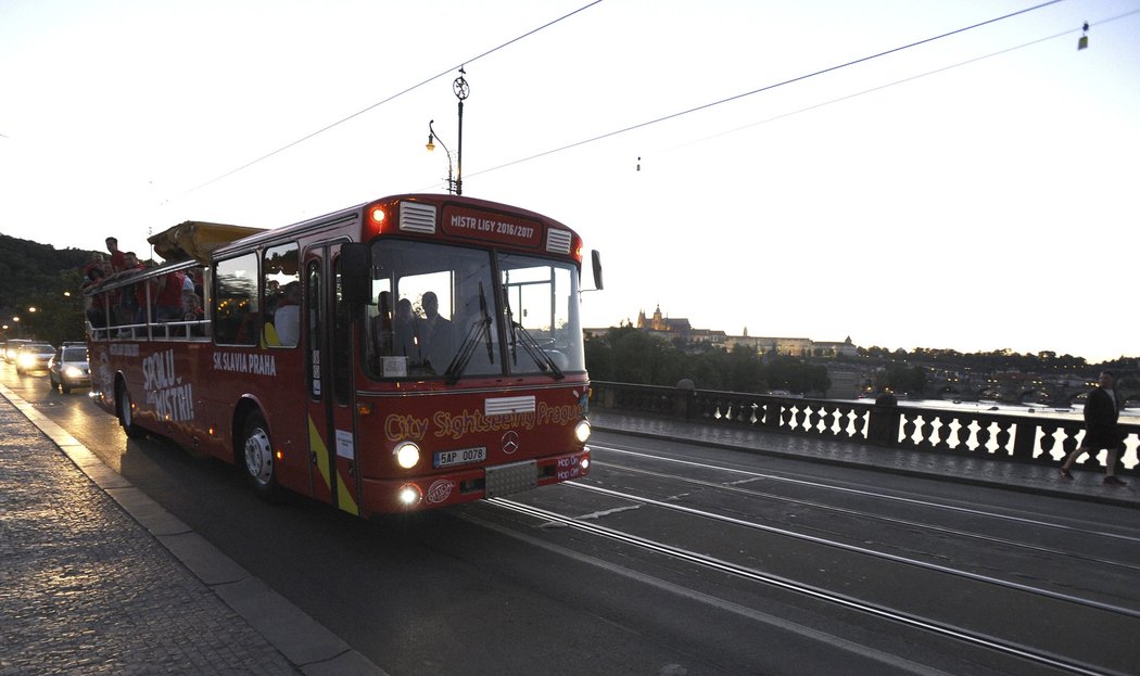 Čerství mistři se takhle projeli Prahou