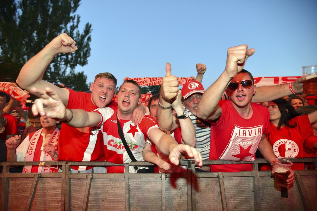 Velké množství fanoušků čekalo na své hrdiny ve Žlutých lázních