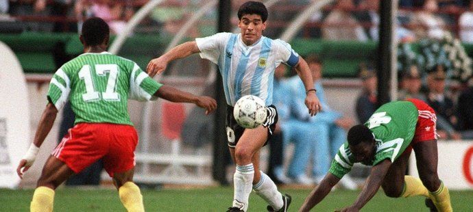 Ani Diego Maradona se proti Kamerunu neprosadil