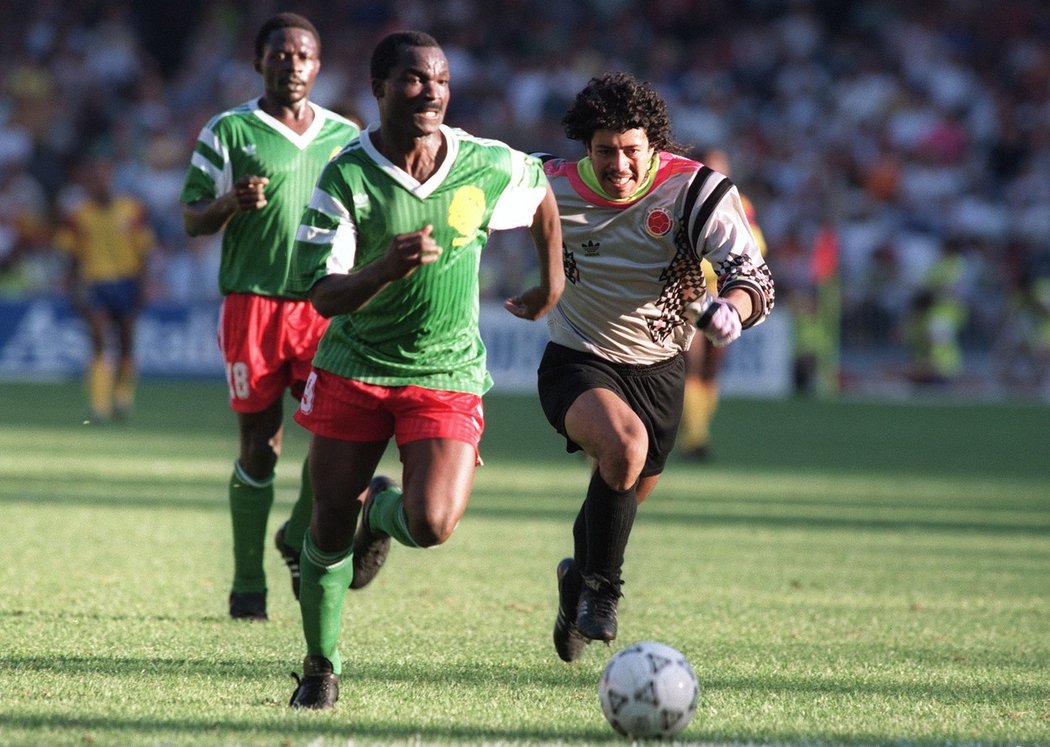 Slavný moment MS 1990. Roger Milla utíká Josému Hiquitovi