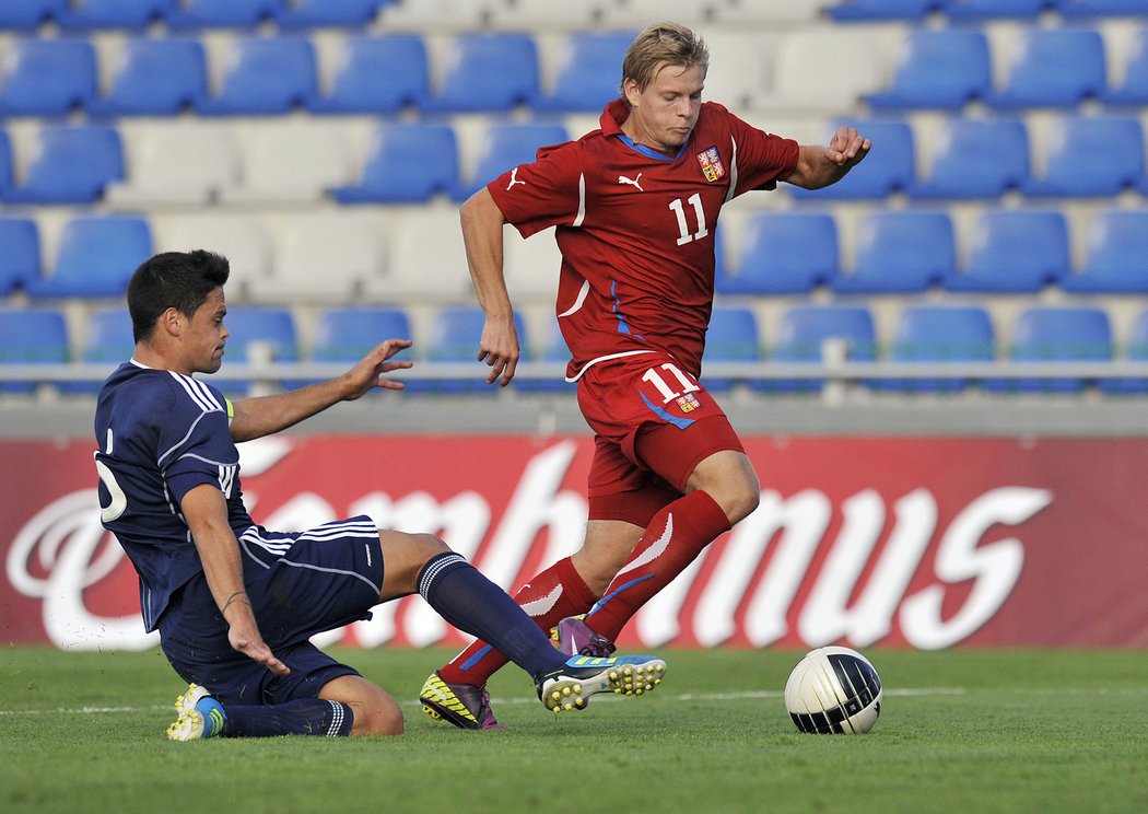 Matěj vydra uniká obránci Marcu Valesovi