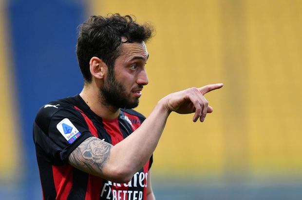 Záložník AC Milán Hakan Calhanoglu Záložník AC Milán Hakan Calhanoglu