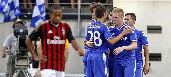 Fotbalisté Chelsea se radují v přípravném utkání proti AC Milán, které vyhráli 2:0