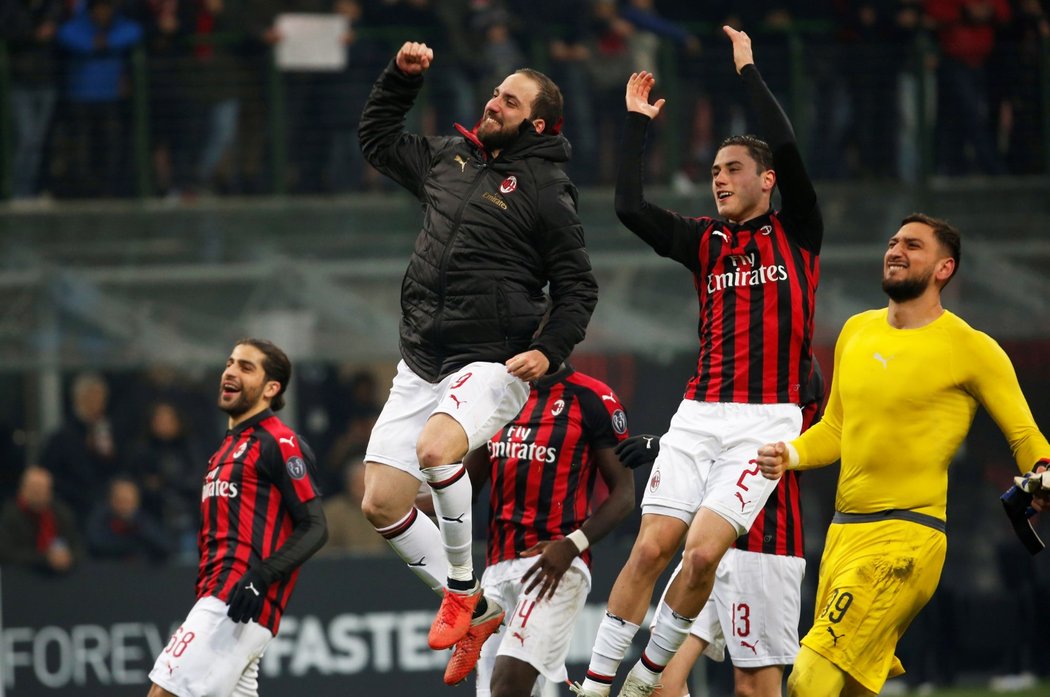 Radost hráčů AC Milán, v bundě i hvězdný útočník Gonzalo Higuaín