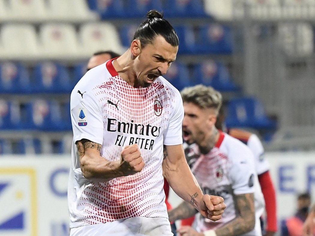 Švédský útočník Zlatan Ibrahimovic vstřelil za AC Milán v utkání na hřišti Cagliari dvě branky