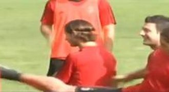 VIDEO: Šílenec Ibrahimovic kopl spoluhráče do zad