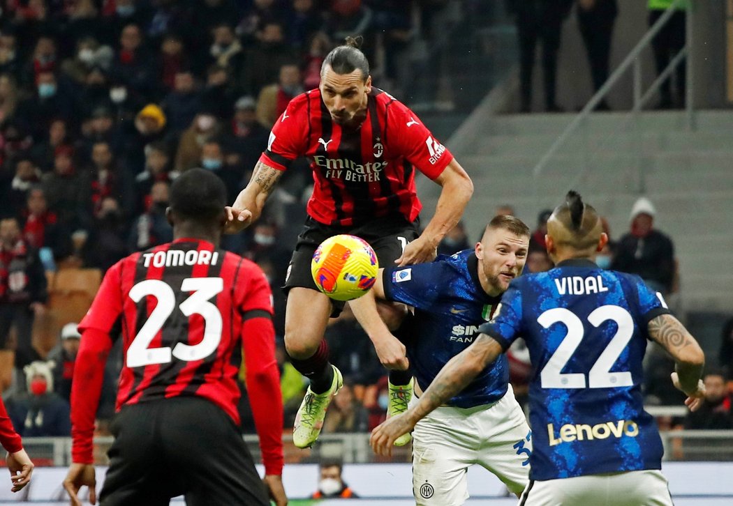 Legendární útočník AC Milán Zlatan Ibrahimovic v derby proti Interu Milán
