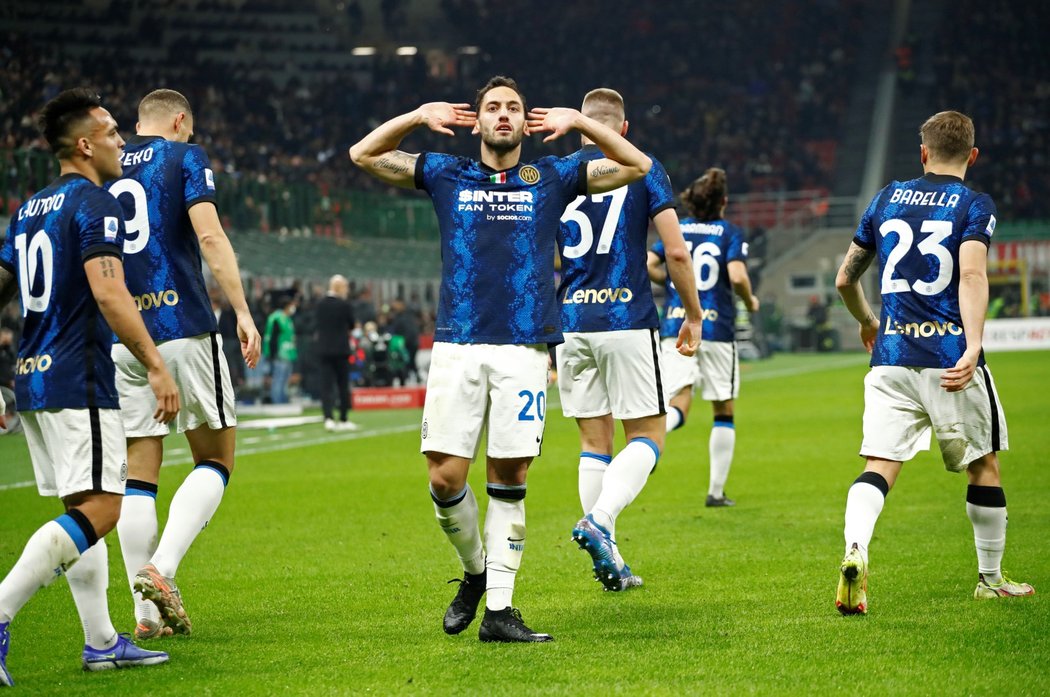 Fotbalisté Interu Milán slaví branku v derby proti AC Milán