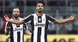 Záložník Juventusu Sami Khedira v utkání s AC Milán