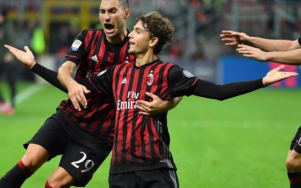 Mladý záložník AC Milán Mario Locatelli slaví moment, kdy jedinou brankou rozhodl zápas s Juventusem