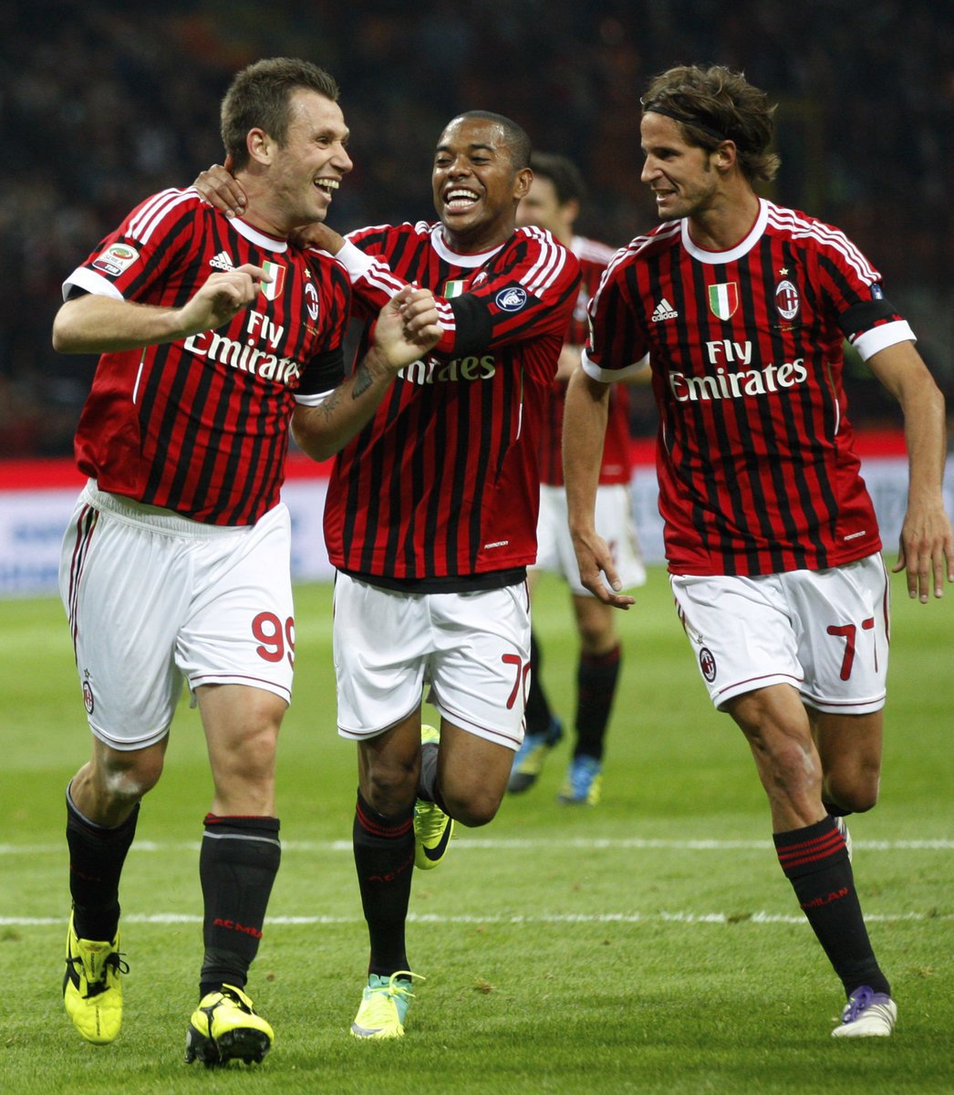 Cassano, Robinho a Antonini z AC Milán slavící vítězství.