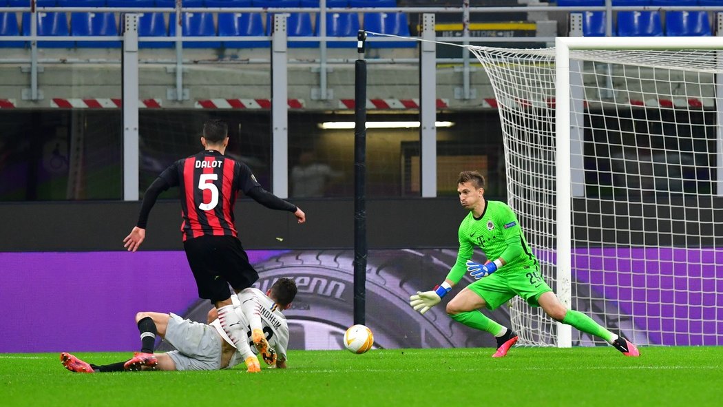 Diogo Dalot překonává sparťanského gólmana Milana Heču a zvyšuje náskok AC Milán na 3:0