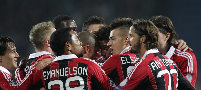 Fotbalsité AC Milán se radují z gólu