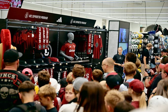 Sparta podepsala spolupráci s Decathlonem. Děti poměřily síly s Kadeřábkem a Sochůrkem Sparta podepsala spolupráci s Decathlonem. Děti poměřily síly s Kadeřábkem a Sochůrkem