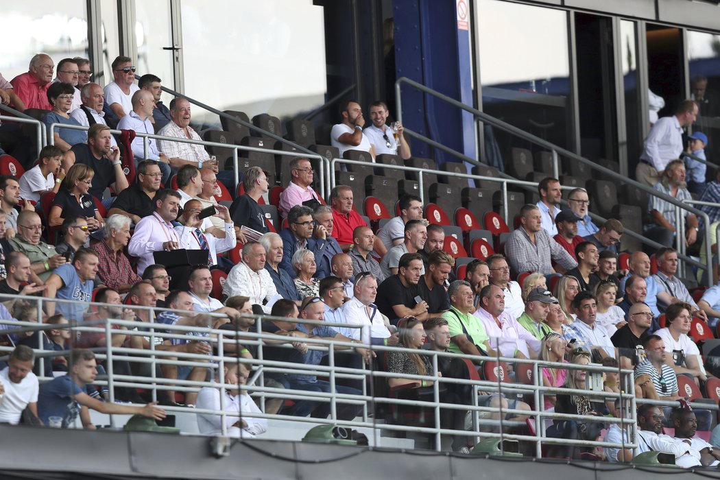 Hlavní tribuna na Spartě, nechyběl kouč reprezentace Jaroslav Šilhavý nebo Jozef Chovanec