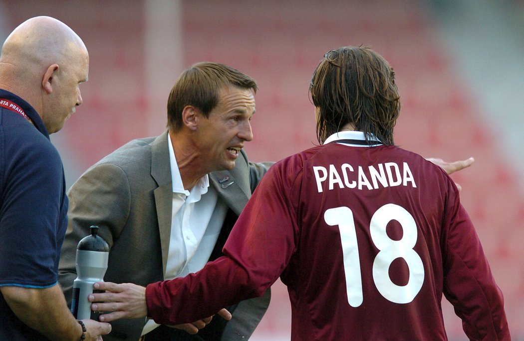 František Straka předává instrukce Milanu Pacandovi