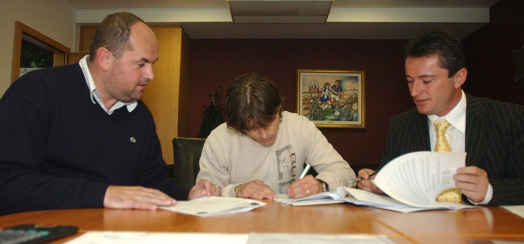 Miroslav Pelta a Dalibor Lacina přihlížejí tomu, jak Milan Pacanda podepisuje smlouvu na Spartě