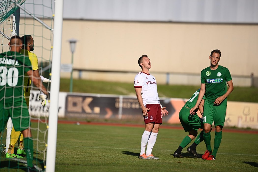 Tomáš Wiesner v prvním poločase spálil obrovskou šanci, zkraje druhého orazítkoval tyč