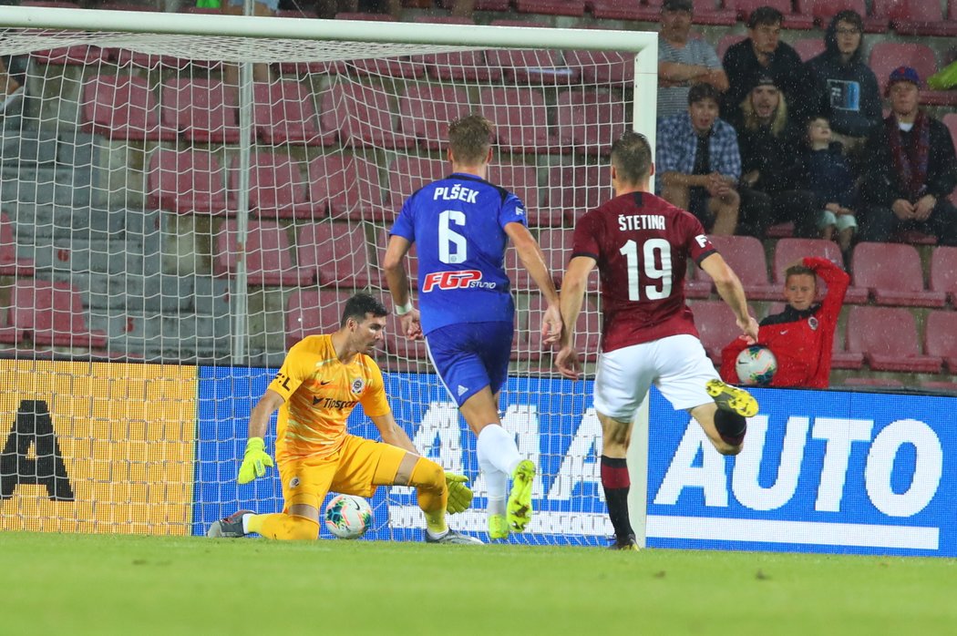 Jakub Plšek zakončil únik střelou kolem nohy Florina Nity