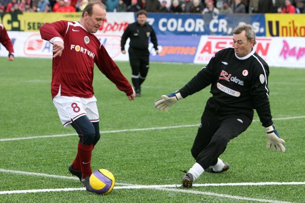 Ivan Čabala se snaží vstřelit gól v silvestrovském derby v roce 2007 Ivan Čabala se snaží vstřelit gól v silvestrovském derby v roce 2007