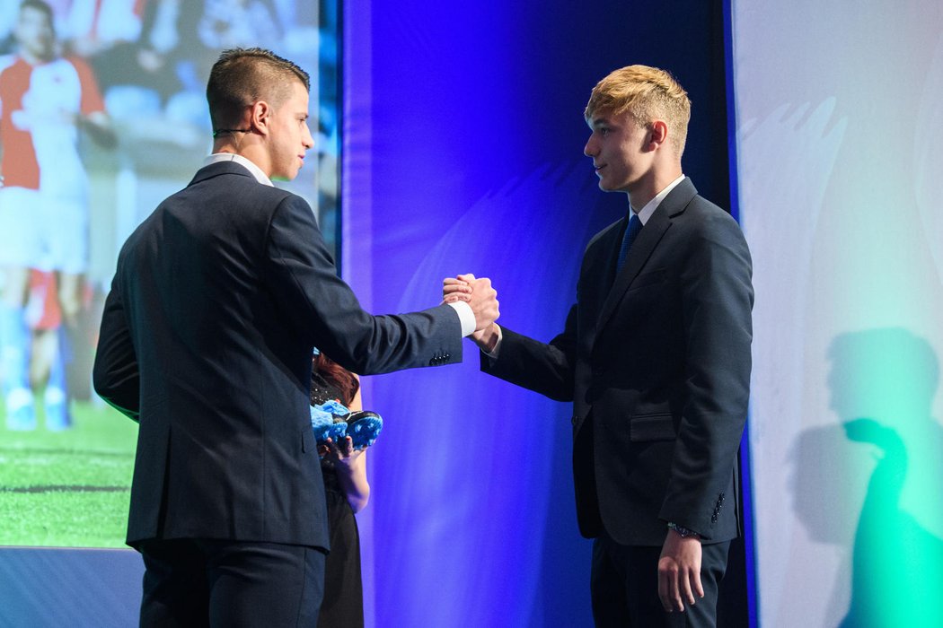 Adam Karabec převzal cenu pro nejlepšího mladšího dorostence od Adama Hložka. Stejně jako on by se chtěl prosadit v áčku Sparty...