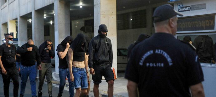 Téměř 100 chorvatských příznivců fotbalového celku Dinamo Záhřeb stanulo v Řecku před soudem