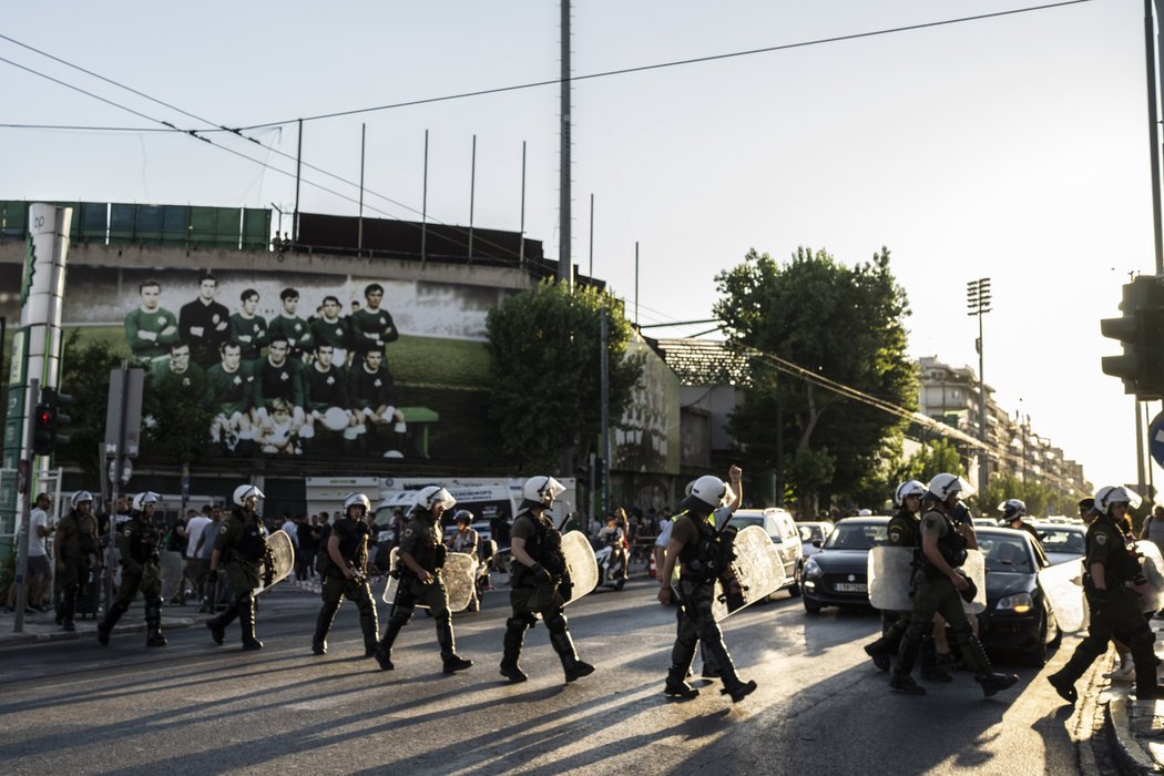 Řecká policie čelí kritice v souvislosti s tragickým úmrtím jednoho z fanoušků fotbalového týmu AEK Atény