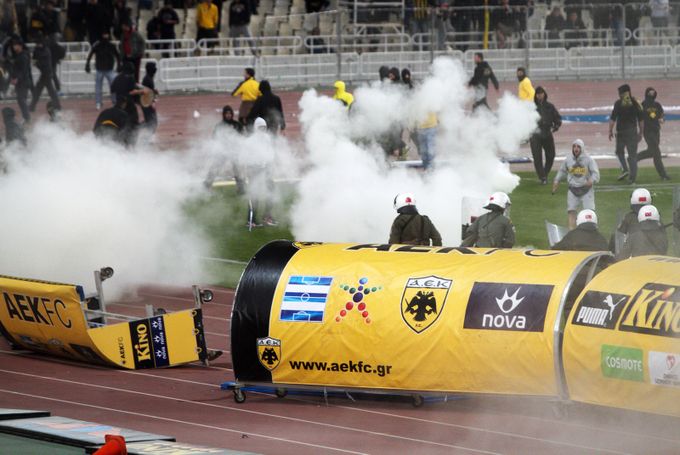 Slavné AEK po trestu za fanoušky poprvé sestoupí z řecké ligy Slavné AEK po trestu za fanoušky poprvé sestoupí z řecké ligy
