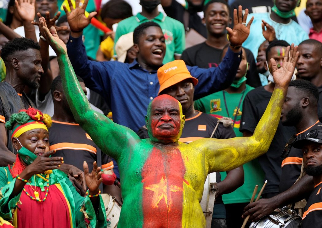 Kamerunští fanoušci během zápasu s Kapverdami