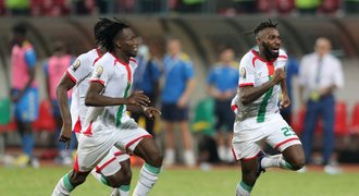 Burkina Faso po penaltách vyřadila Kangův Gabon, dál jde i Tunisko