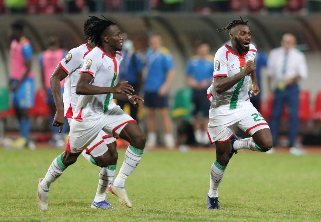 Fotbalisté Burkiny Faso se radují z postupu přes Gabon