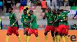Fotbalisté Kamerunu slaví gól do sítě Gambie