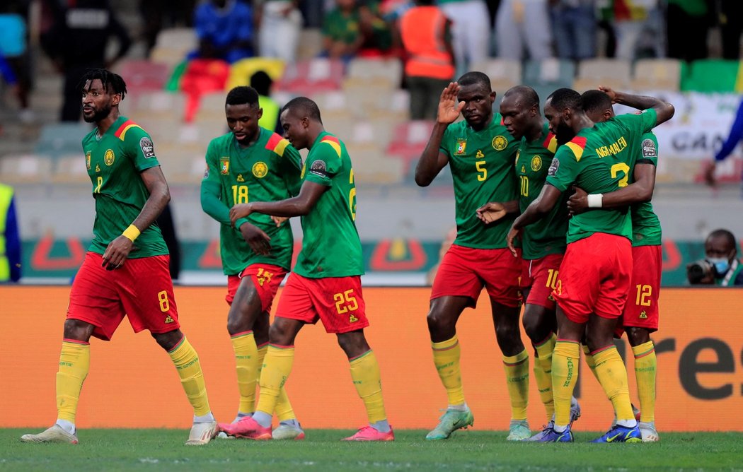 Fotbalisté Kamerunu slaví gól do sítě Gambie