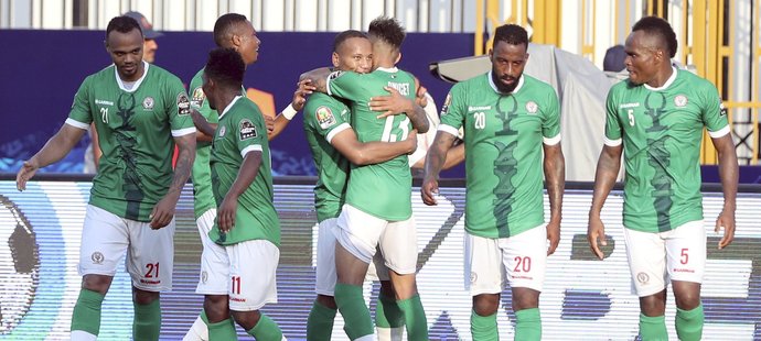 Hráči Madagaskaru slaví. Při premiérové účasti na Africkém poháru národů jdou do vyřazovacích bojů. Na závěr skupinové fáze přehráli Nigérii, která se přitom pravidelně účastní mistrovství světa.