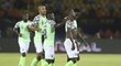 Střelec gólu Nigérie Odion Ighalo odchází zranění ze hřiště za útěchy spoluhráčů